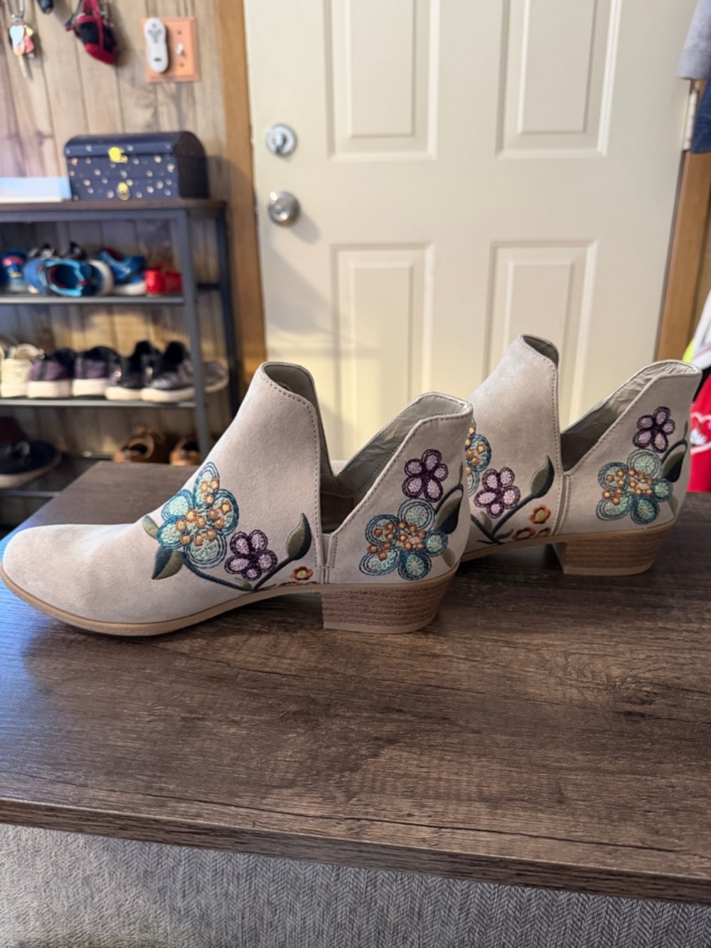Indigo Rd. Beige Embroidered Floral Ankle Booties size 9 - Picture 2 of 7